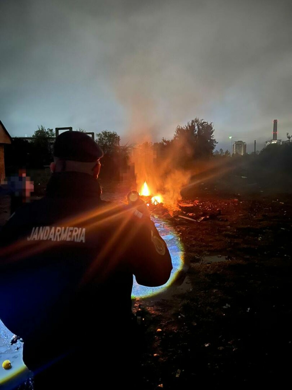 Femeie din Bistrița-Năsăud amendată cu 30.000 de lei pentru incendierea necontrolată a deșeurilor lângă o magistrală de gaz - Imaginea 3