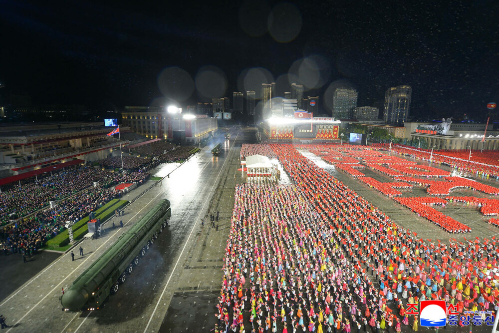 Liderul nord-coreean şi-a etalat „cea mai puternică” rachetă la o paradă militară de la care au lipsit Xi şi Putin. FOTO - Imaginea 1