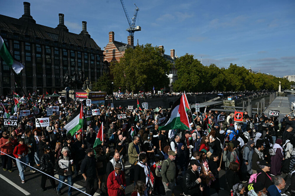 Proteste la Londra. Zeci de mii de oameni cer ”o pace justă