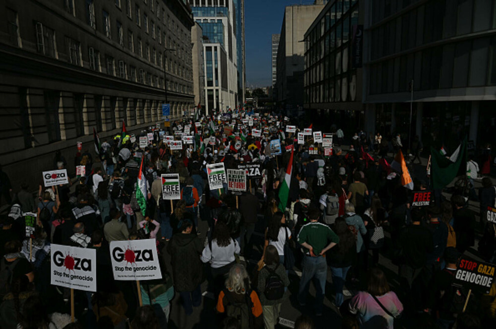 Proteste la Londra. Zeci de mii de oameni cer ”o pace justă