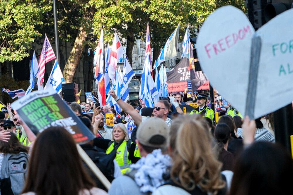 Proteste la Londra. Zeci de mii de oameni cer ”o pace justă