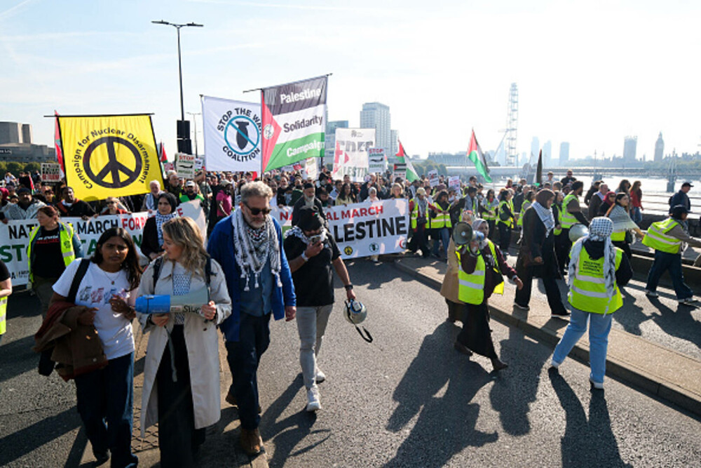 Proteste la Londra. Zeci de mii de oameni cer ”o pace justă
