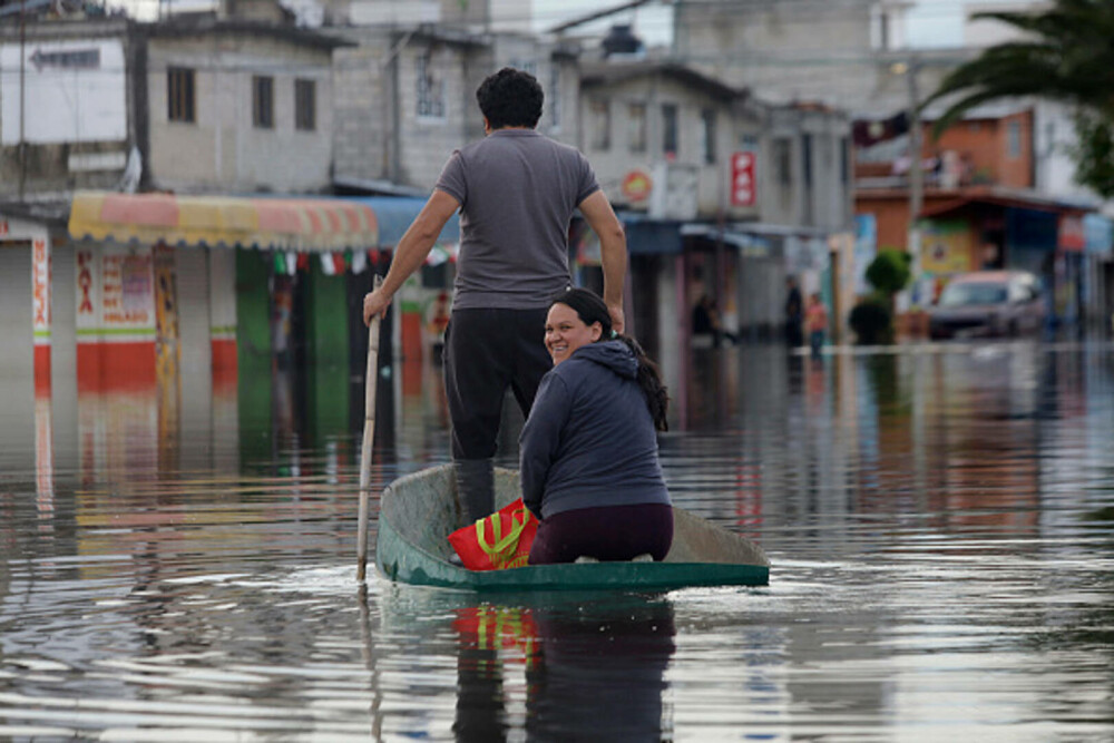 Bilanțul ploilor torențiale din Mexic a crescut la 47 de morți. Salvatorii încearcă să deblocheze drumurile. GALERIE FOTO - Imaginea 1
