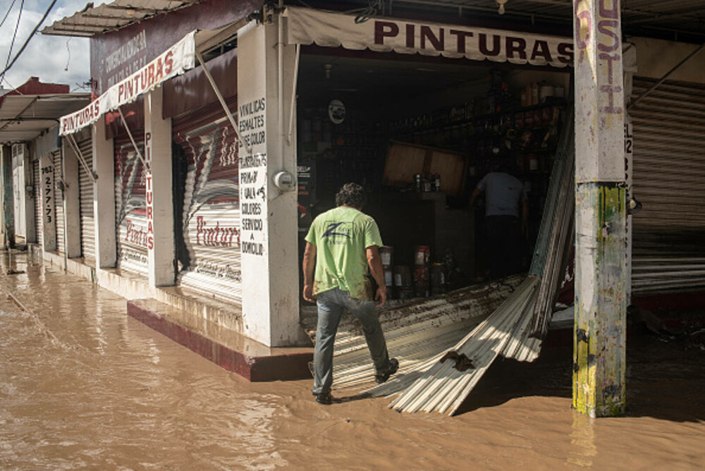 Bilanțul ploilor torențiale din Mexic a crescut la 47 de morți. Salvatorii încearcă să deblocheze drumurile. GALERIE FOTO - Imaginea 7