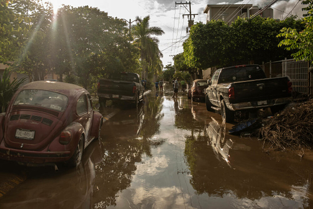 Bilanțul ploilor torențiale din Mexic a crescut la 47 de morți. Salvatorii încearcă să deblocheze drumurile. GALERIE FOTO - Imaginea 11