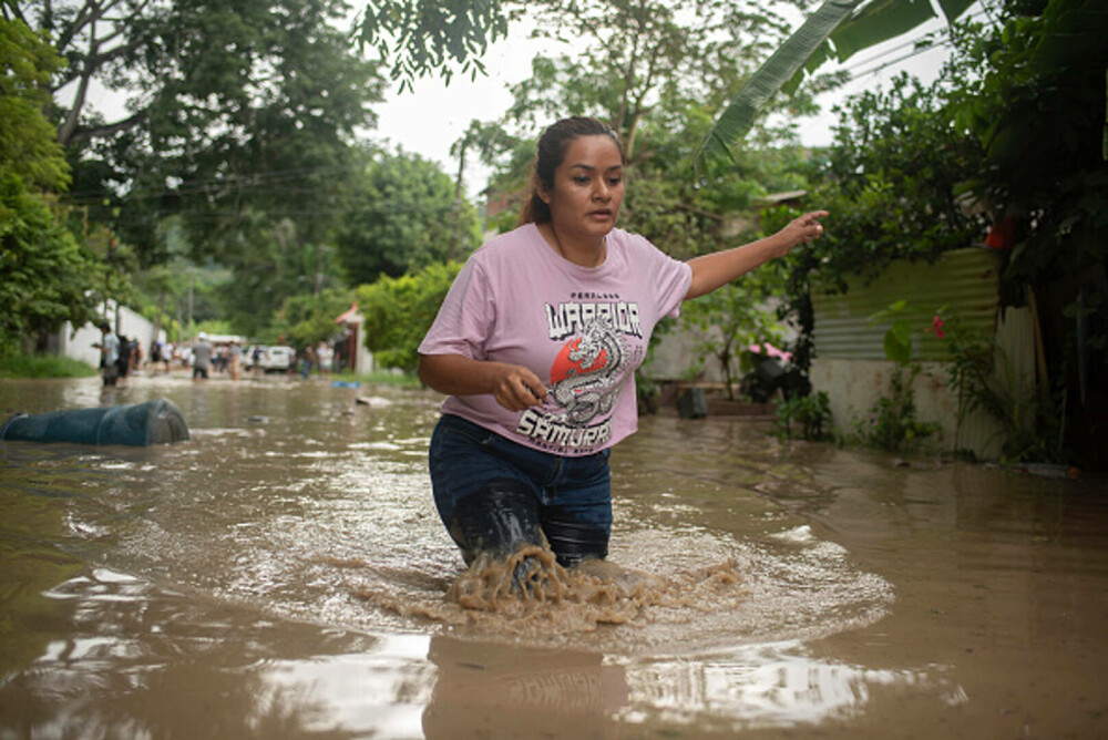 Bilanțul ploilor torențiale din Mexic a crescut la 47 de morți. Salvatorii încearcă să deblocheze drumurile. GALERIE FOTO - Imaginea 12
