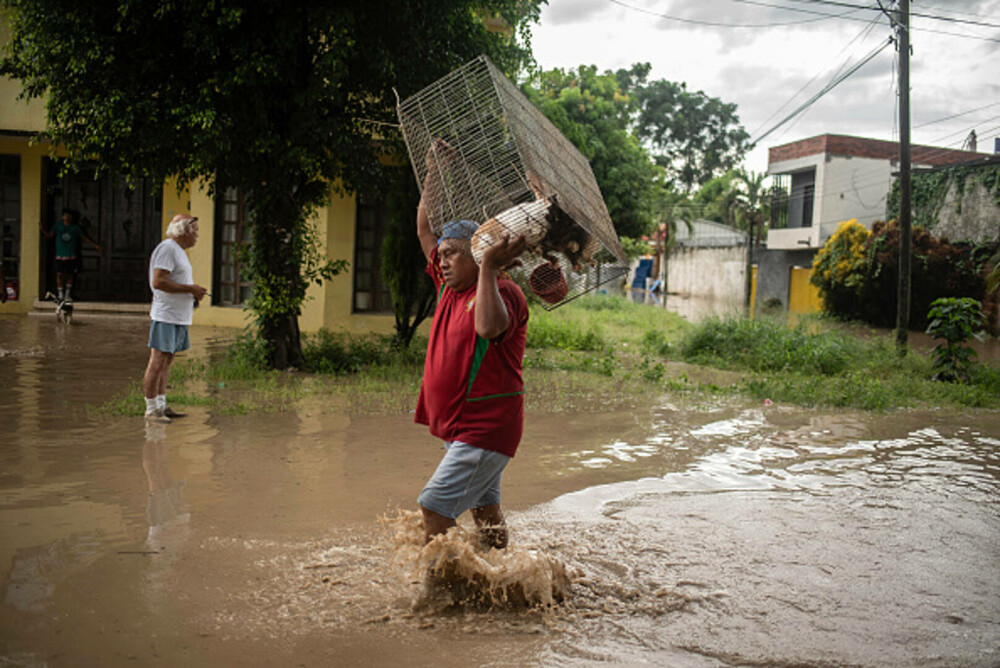 Bilanțul ploilor torențiale din Mexic a crescut la 47 de morți. Salvatorii încearcă să deblocheze drumurile. GALERIE FOTO - Imaginea 15