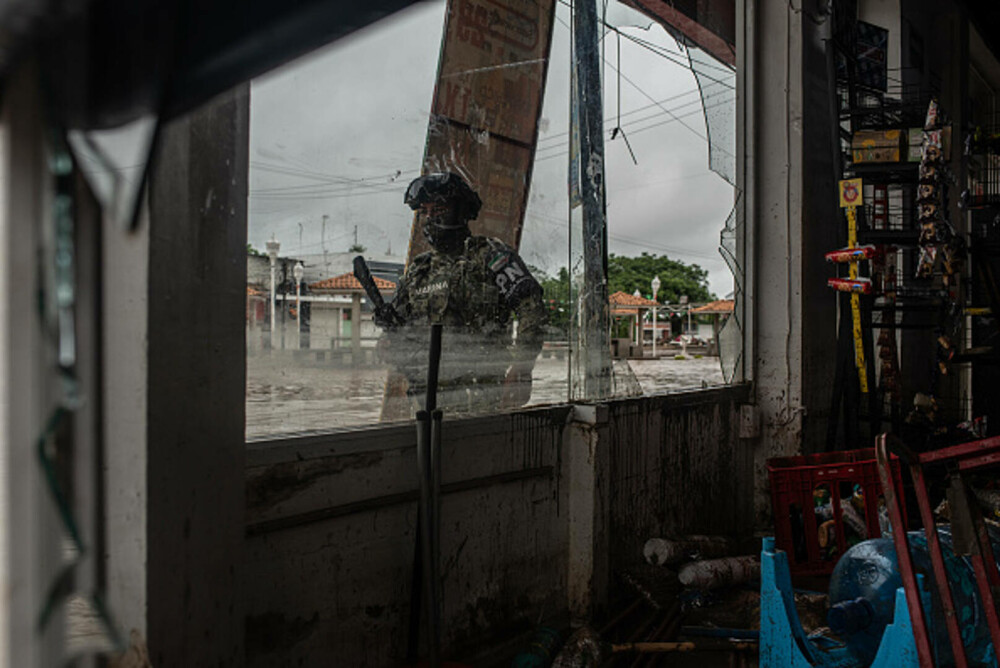 Bilanțul ploilor torențiale din Mexic a crescut la 47 de morți. Salvatorii încearcă să deblocheze drumurile. GALERIE FOTO - Imaginea 16