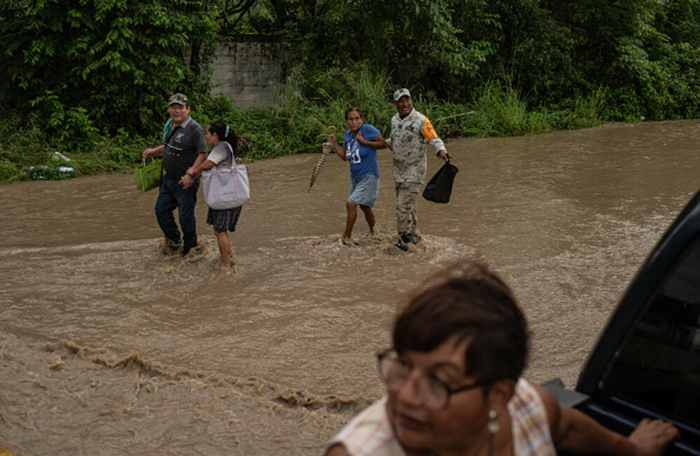 Bilanțul ploilor torențiale din Mexic a crescut la 47 de morți. Salvatorii încearcă să deblocheze drumurile. GALERIE FOTO - Imaginea 19