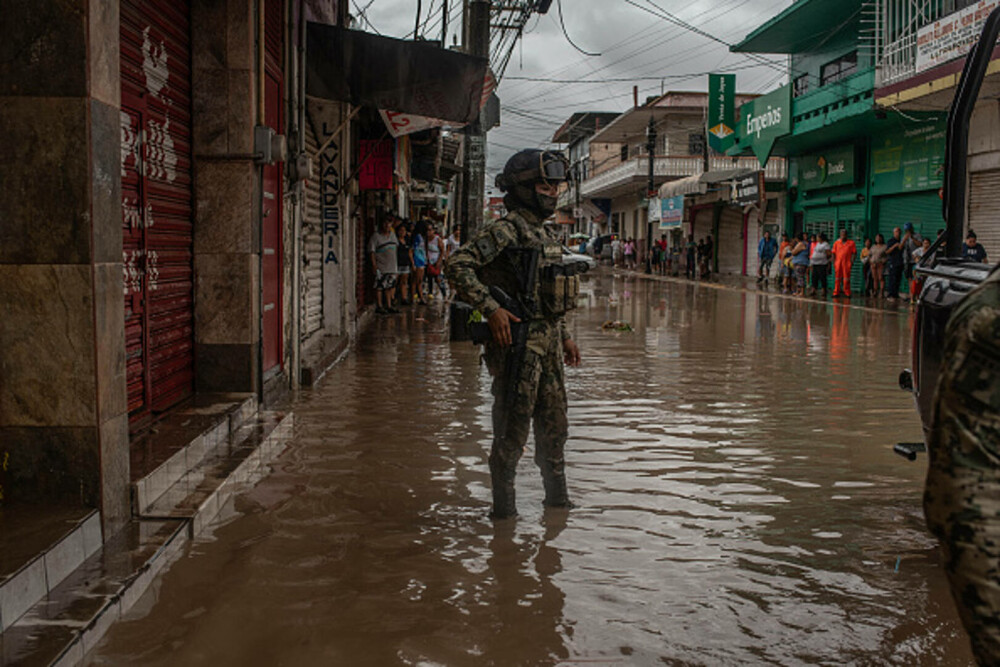 Bilanțul ploilor torențiale din Mexic a crescut la 47 de morți. Salvatorii încearcă să deblocheze drumurile. GALERIE FOTO - Imaginea 22