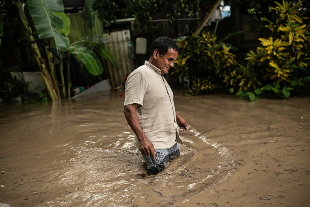 Bilanțul ploilor torențiale din Mexic a crescut la 47 de morți. Salvatorii încearcă să deblocheze drumurile. GALERIE FOTO - Imaginea 23
