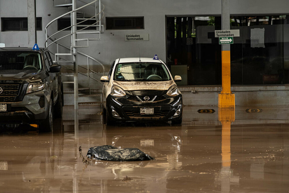 Bilanțul ploilor torențiale din Mexic a crescut la 47 de morți. Salvatorii încearcă să deblocheze drumurile. GALERIE FOTO - Imaginea 24