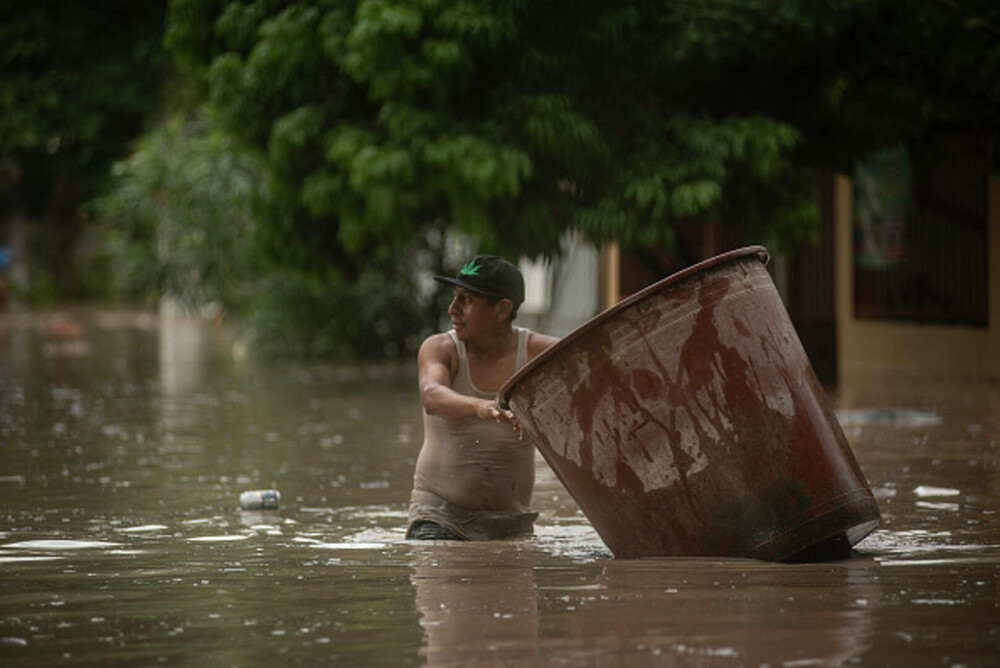 Bilanțul ploilor torențiale din Mexic a crescut la 47 de morți. Salvatorii încearcă să deblocheze drumurile. GALERIE FOTO - Imaginea 25