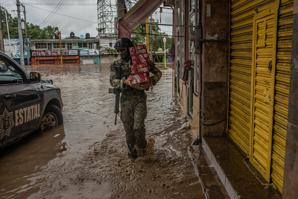 Bilanțul ploilor torențiale din Mexic a crescut la 47 de morți. Salvatorii încearcă să deblocheze drumurile. GALERIE FOTO - Imaginea 27