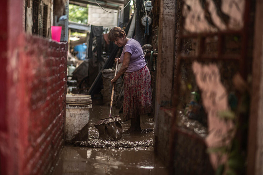 Bilanțul ploilor torențiale din Mexic a crescut la 47 de morți. Salvatorii încearcă să deblocheze drumurile. GALERIE FOTO - Imaginea 28
