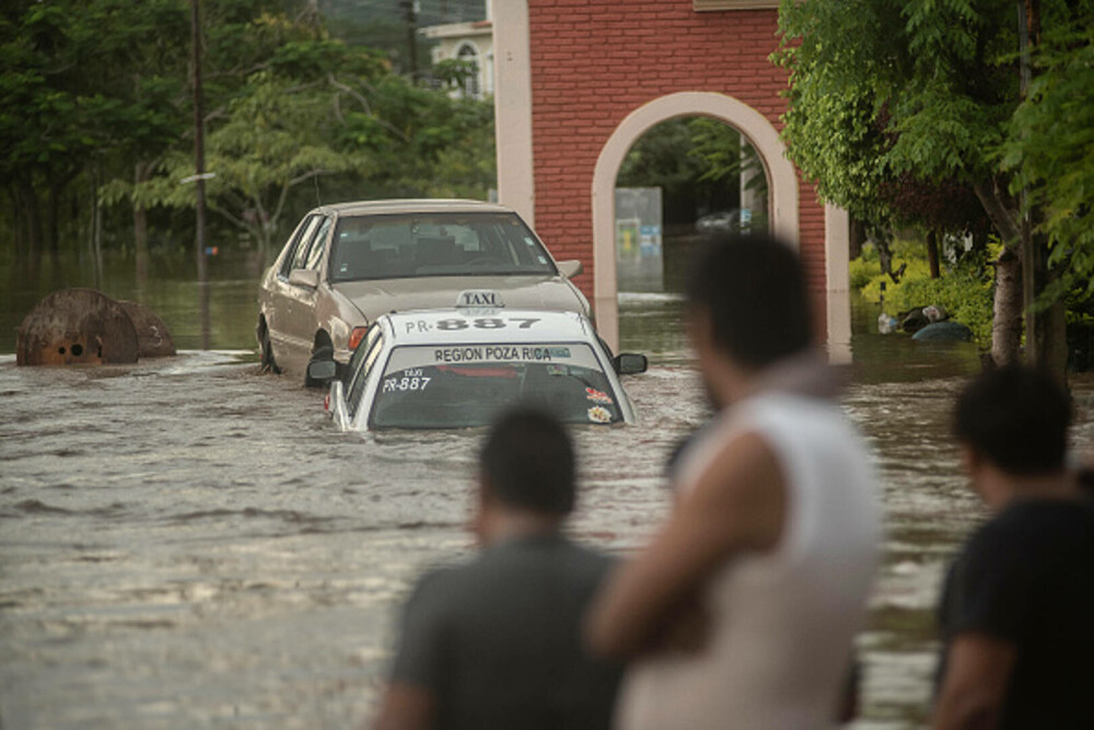 Bilanțul ploilor torențiale din Mexic a crescut la 47 de morți. Salvatorii încearcă să deblocheze drumurile. GALERIE FOTO - Imaginea 29