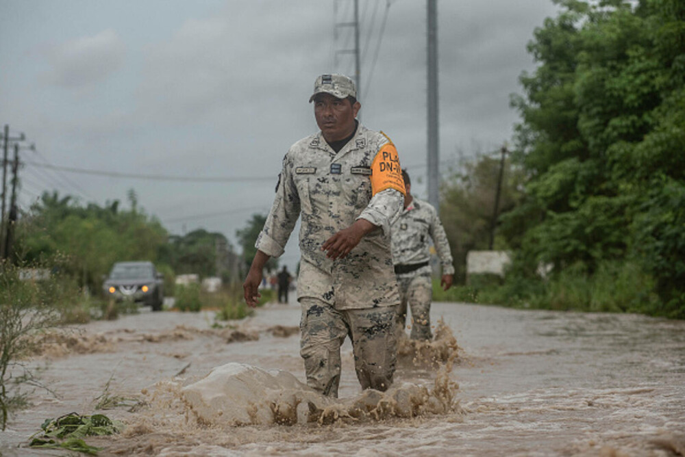 Bilanțul ploilor torențiale din Mexic a crescut la 47 de morți. Salvatorii încearcă să deblocheze drumurile. GALERIE FOTO - Imaginea 32