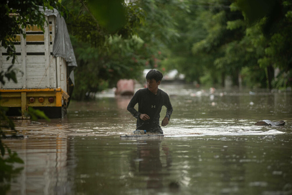 Bilanțul ploilor torențiale din Mexic a crescut la 47 de morți. Salvatorii încearcă să deblocheze drumurile. GALERIE FOTO - Imaginea 33