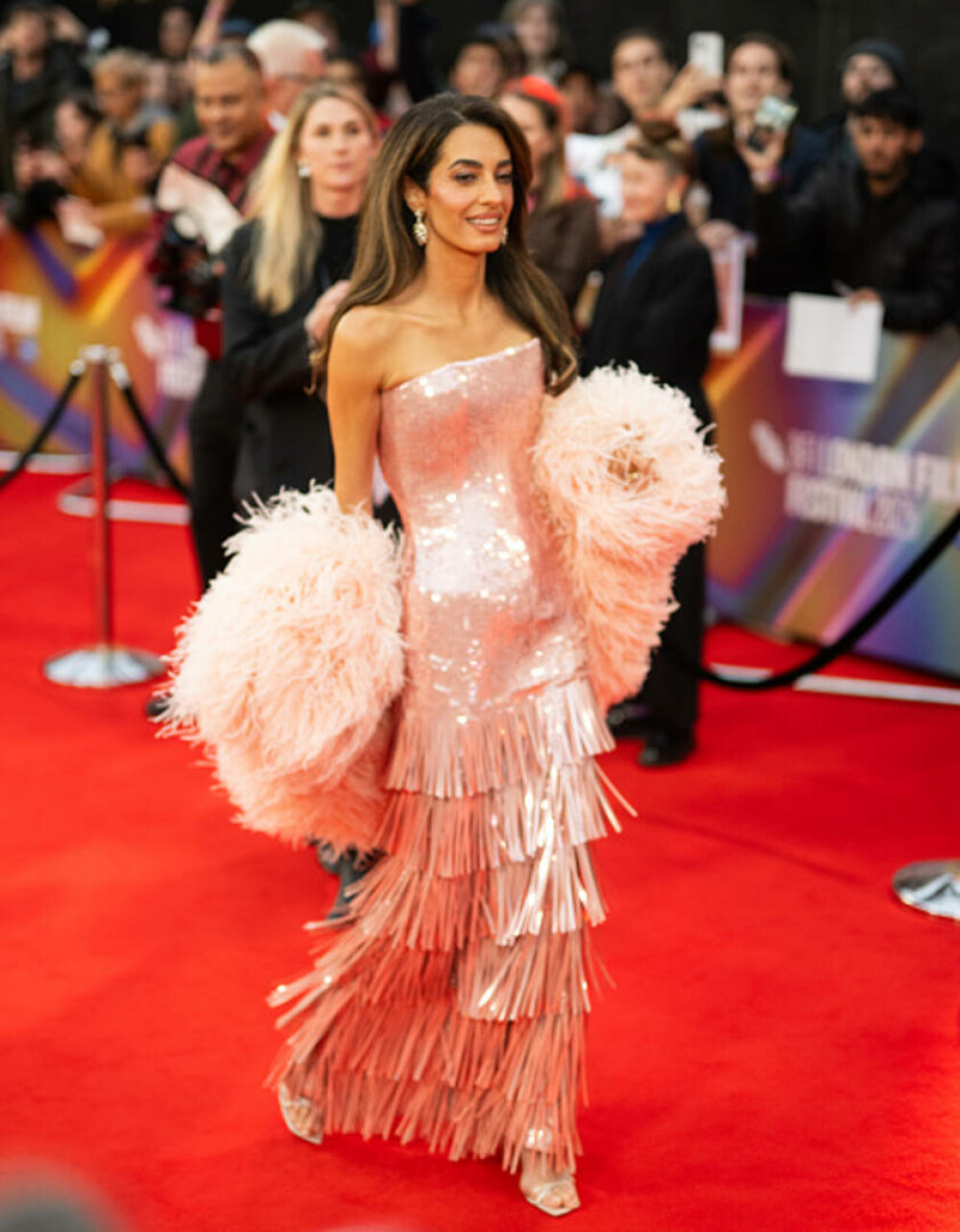 Amal și George Clooney au făcut senzație pe covorul roșu la Londra. Cuplul a atras toate privirile. GALERIE FOTO - Imaginea 21