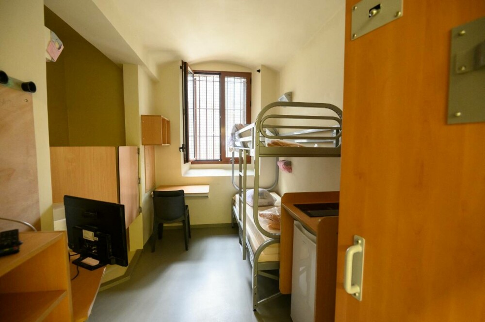 Cum arată închisoarea în care va sta fostul președinte francez Nicolas Sarkozy. La Sante, un loc istoric | GALERIE FOTO - Imaginea 8