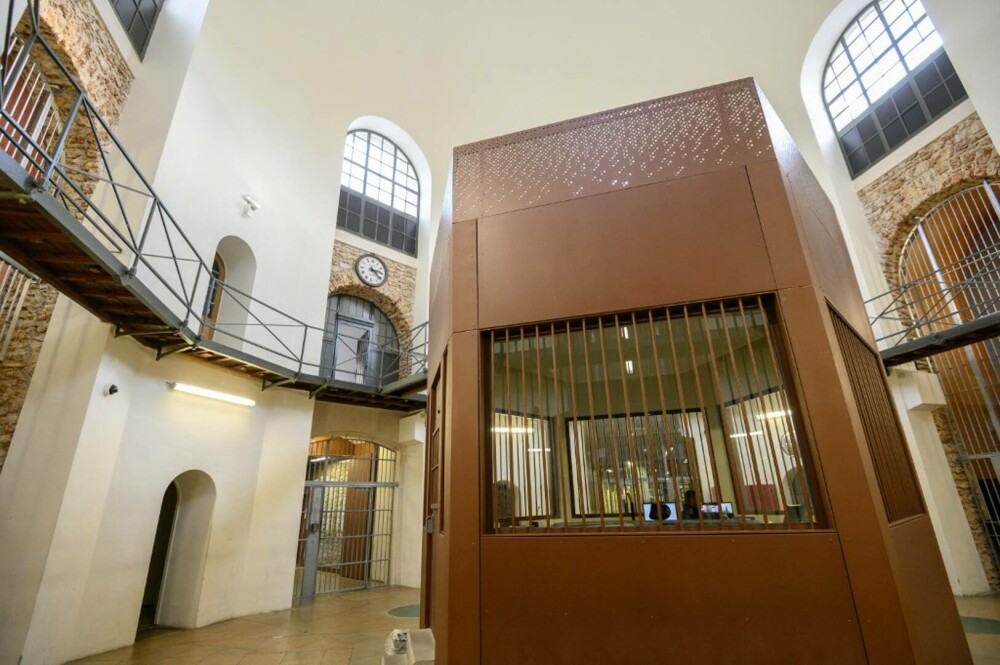 Cum arată închisoarea în care va sta fostul președinte francez Nicolas Sarkozy. La Sante, un loc istoric | GALERIE FOTO - Imaginea 11