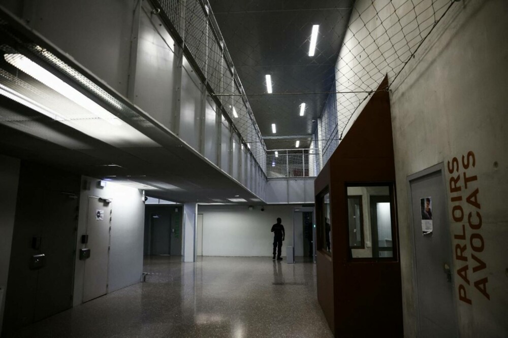 Cum arată închisoarea în care va sta fostul președinte francez Nicolas Sarkozy. La Sante, un loc istoric | GALERIE FOTO - Imaginea 15