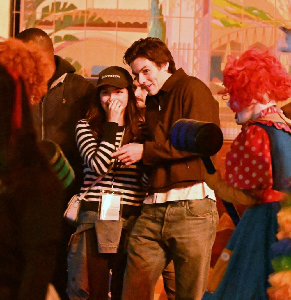 O întâlnire „de groază”. Un cuplul celebru a fost surprins printre clovni la Halloween Horror Nights - Imaginea 3