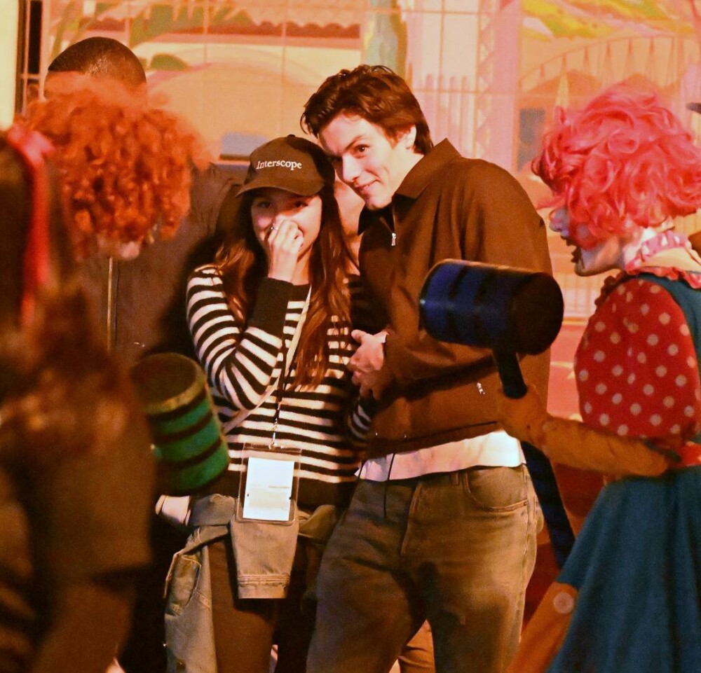 O întâlnire „de groază”. Un cuplul celebru a fost surprins printre clovni la Halloween Horror Nights - Imaginea 4