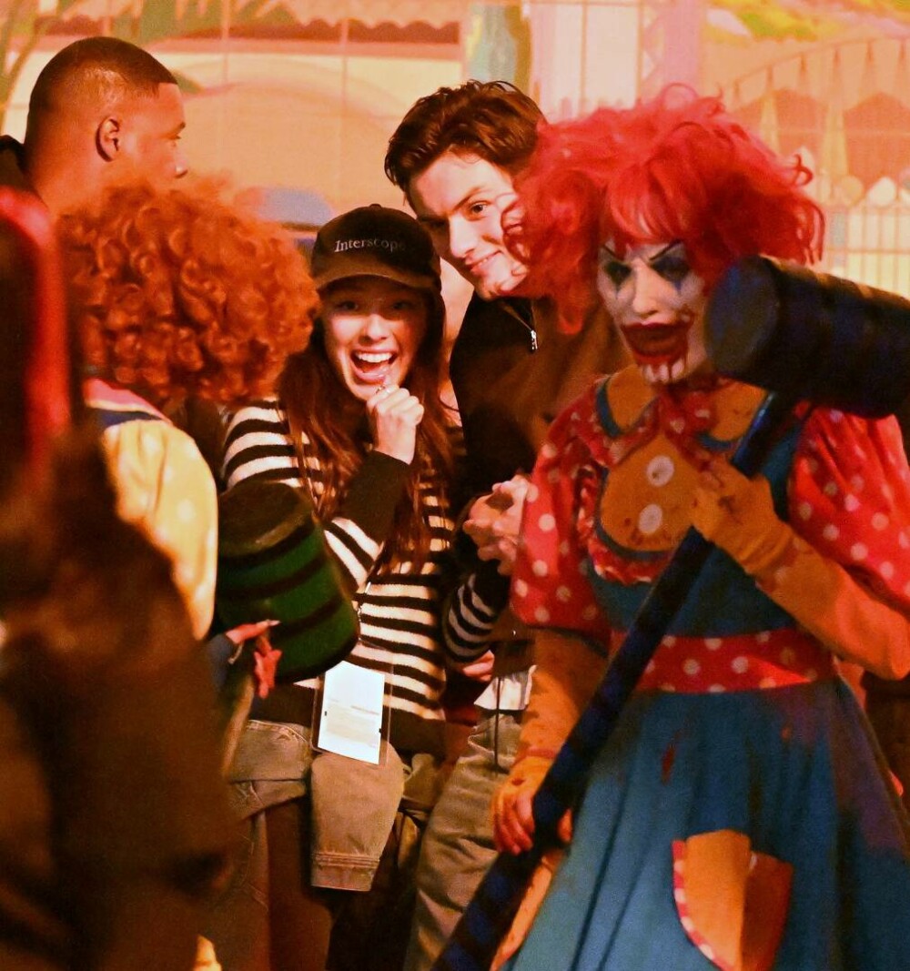 O întâlnire „de groază”. Un cuplul celebru a fost surprins printre clovni la Halloween Horror Nights - Imaginea 6