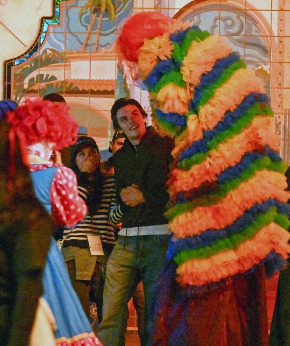 O întâlnire „de groază”. Un cuplul celebru a fost surprins printre clovni la Halloween Horror Nights - Imaginea 7