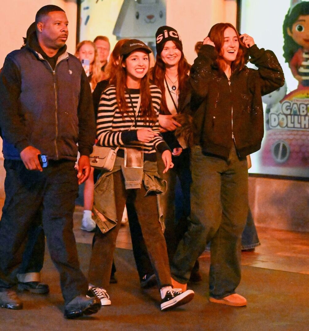 O întâlnire „de groază”. Un cuplul celebru a fost surprins printre clovni la Halloween Horror Nights - Imaginea 9