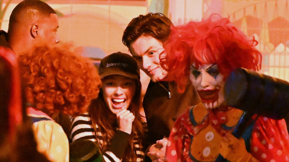 O întâlnire „de groază”. Un cuplul celebru a fost surprins printre clovni la Halloween Horror Nights - Imaginea 31