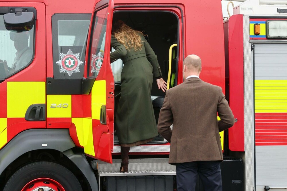 Kate Middleton, vizită surpriză în Irlanda de Nord. Prințesa de Wales a testat un exercițiu de salvare al pompierilor. FOTO - Imaginea 4
