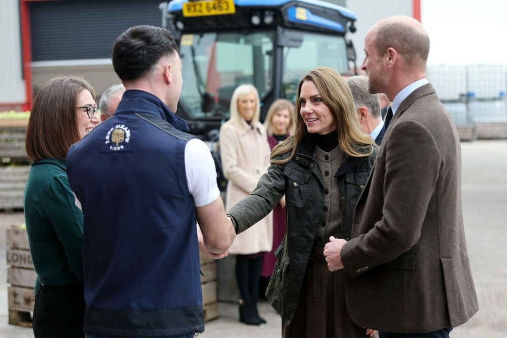 Kate Middleton, vizită surpriză în Irlanda de Nord. Prințesa de Wales a testat un exercițiu de salvare al pompierilor. FOTO - Imaginea 23