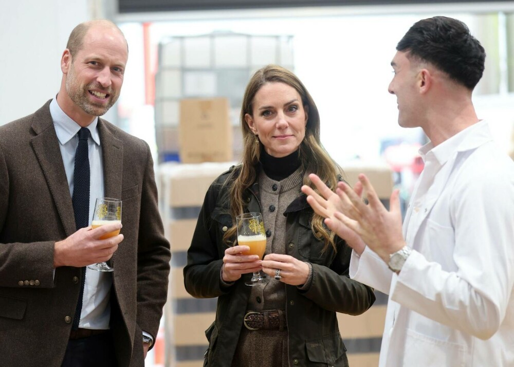 Kate Middleton, vizită surpriză în Irlanda de Nord. Prințesa de Wales a testat un exercițiu de salvare al pompierilor. FOTO - Imaginea 24