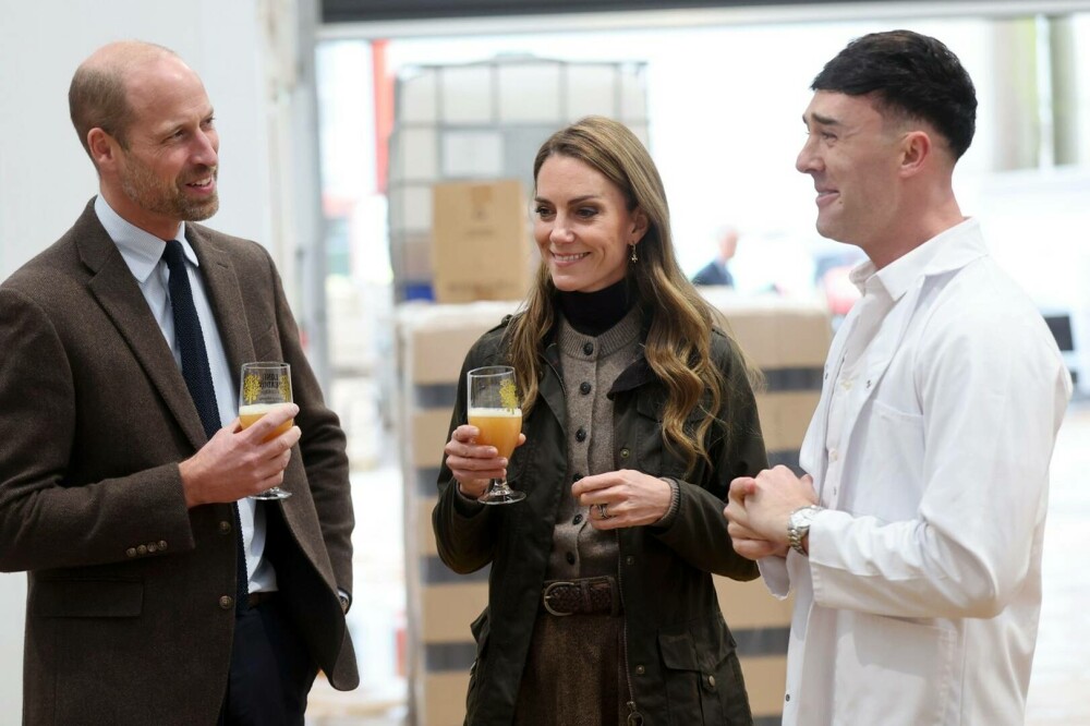 Kate Middleton, vizită surpriză în Irlanda de Nord. Prințesa de Wales a testat un exercițiu de salvare al pompierilor. FOTO - Imaginea 28