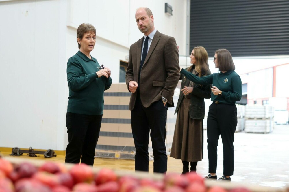 Kate Middleton, vizită surpriză în Irlanda de Nord. Prințesa de Wales a testat un exercițiu de salvare al pompierilor. FOTO - Imaginea 31