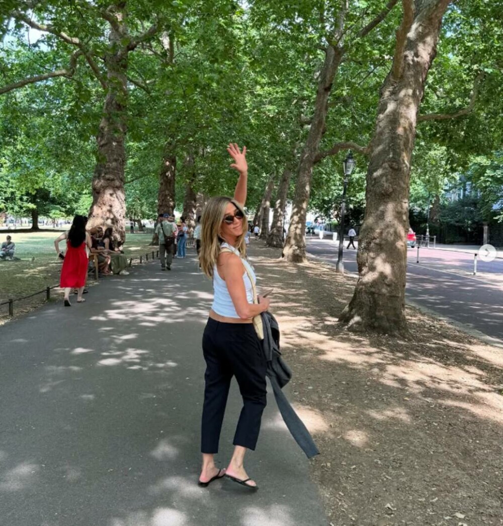 Jennifer Aniston, cu abdomenul perfect plat la 56 de ani. Secretul actriței din „Friends” | GALERIE FOTO - Imaginea 1