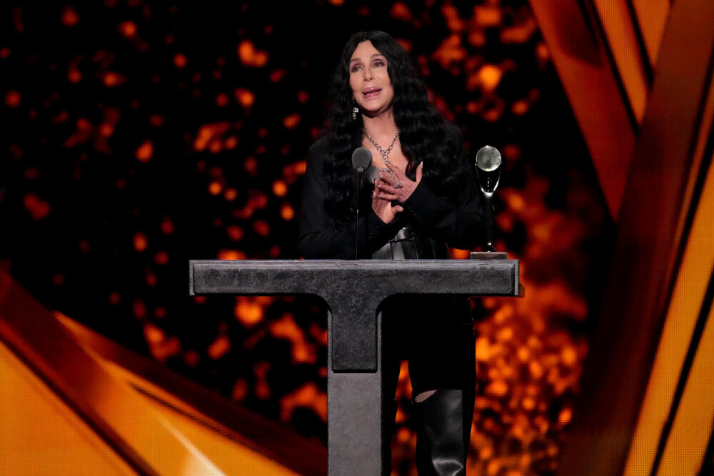 Cher, apariție spectaculoasă la New York alături de iubitul ei cu 40 de ani mai tânăr. Cei doi au atras toate privirile. FOTO - Imaginea 4