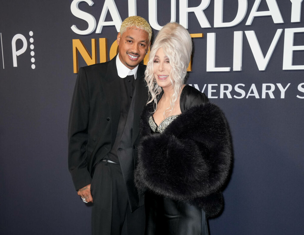 Cher, apariție spectaculoasă la New York alături de iubitul ei cu 40 de ani mai tânăr. Cei doi au atras toate privirile. FOTO - Imaginea 6