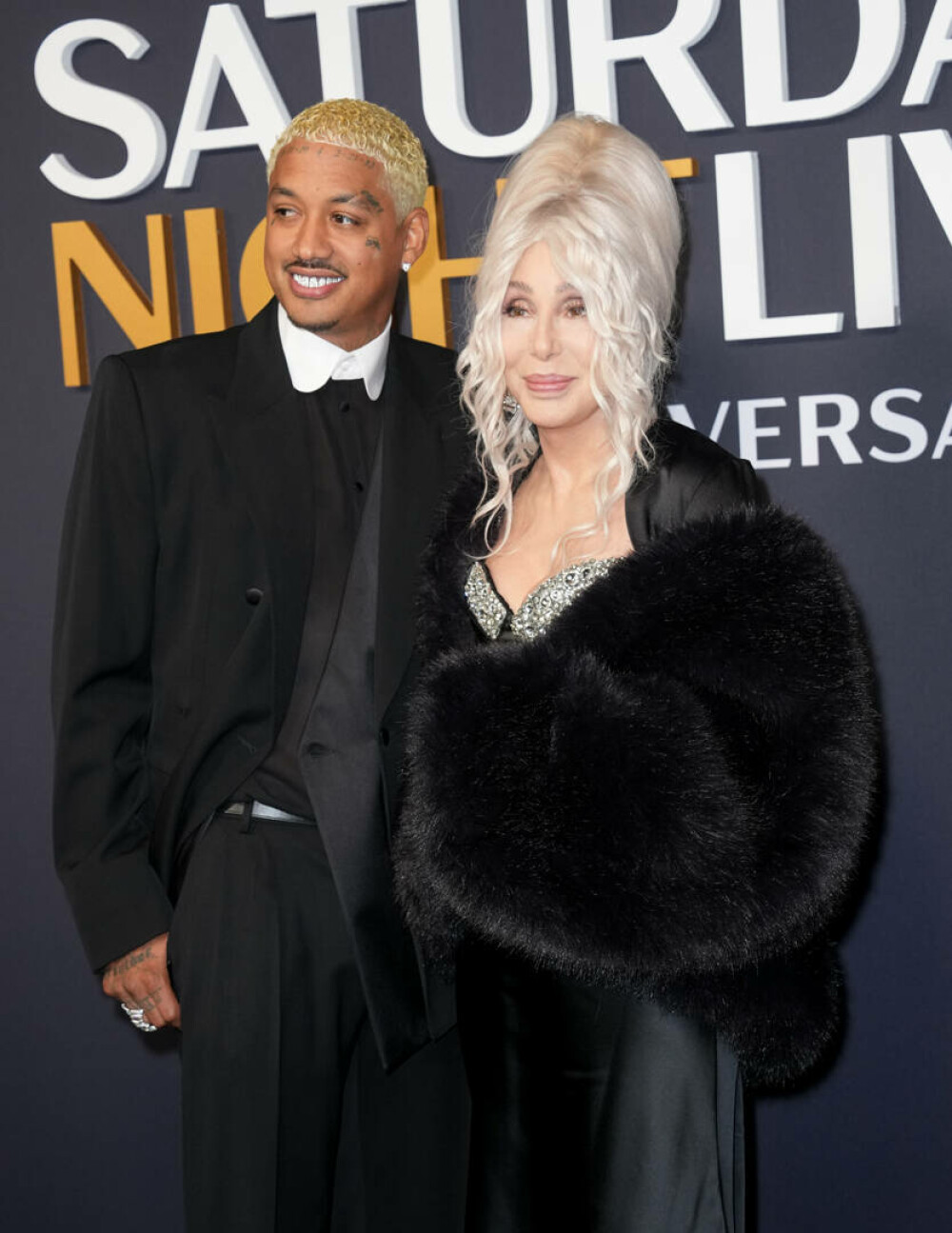 Cher, apariție spectaculoasă la New York alături de iubitul ei cu 40 de ani mai tânăr. Cei doi au atras toate privirile. FOTO - Imaginea 7