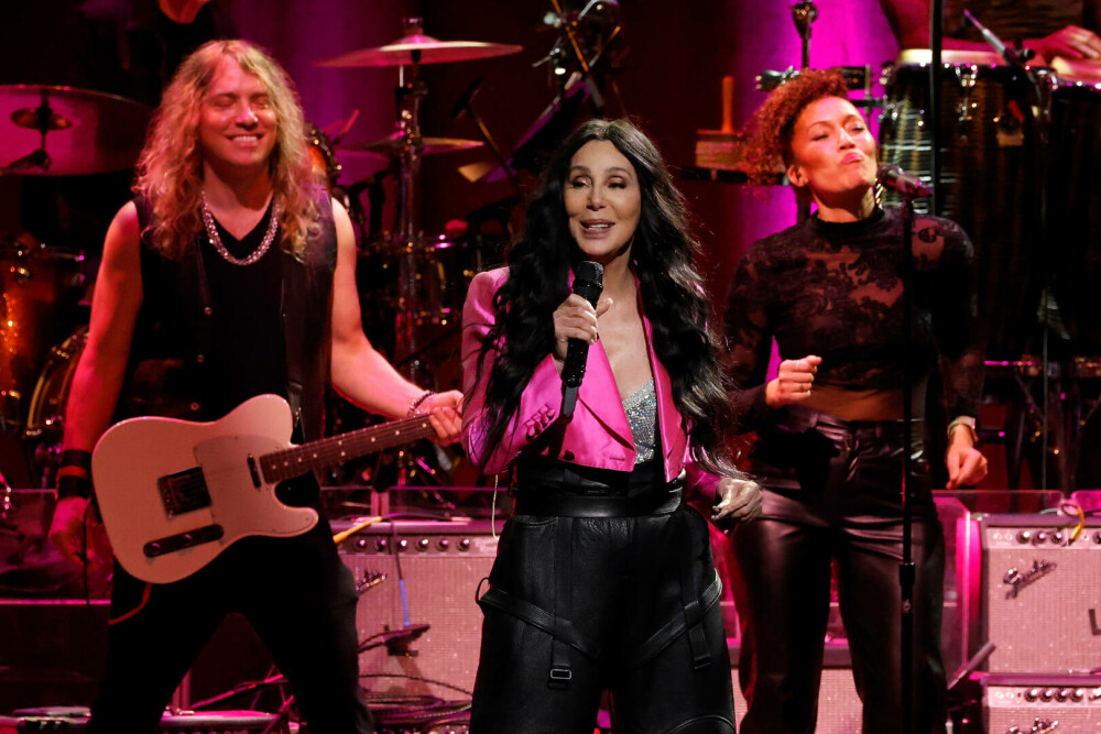 Cher, apariție spectaculoasă la New York alături de iubitul ei cu 40 de ani mai tânăr. Cei doi au atras toate privirile. FOTO - Imaginea 10