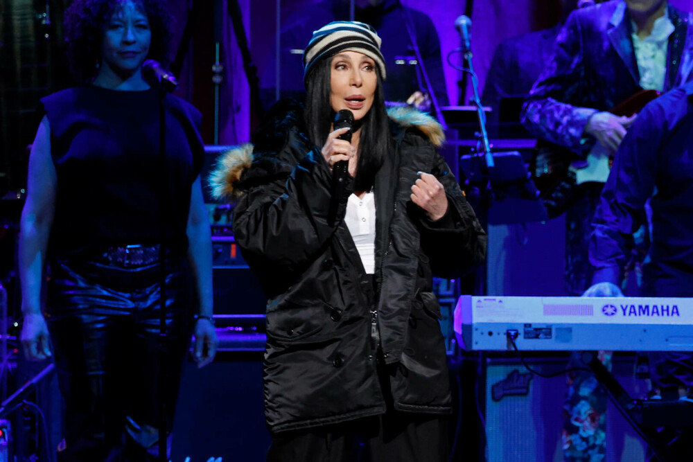 Cher, apariție spectaculoasă la New York alături de iubitul ei cu 40 de ani mai tânăr. Cei doi au atras toate privirile. FOTO - Imaginea 11