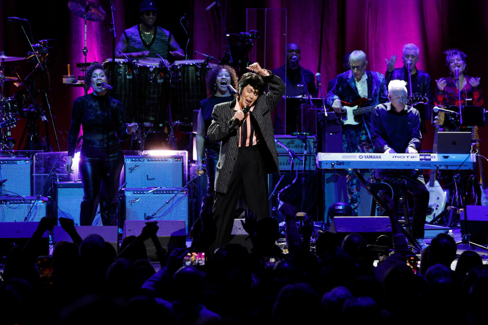 Cher, apariție spectaculoasă la New York alături de iubitul ei cu 40 de ani mai tânăr. Cei doi au atras toate privirile. FOTO - Imaginea 12