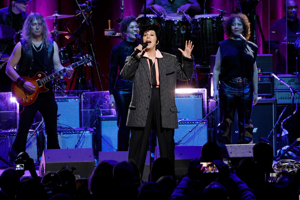 Cher, apariție spectaculoasă la New York alături de iubitul ei cu 40 de ani mai tânăr. Cei doi au atras toate privirile. FOTO - Imaginea 13