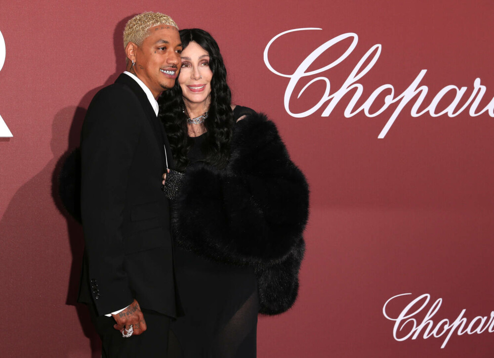 Cher, apariție spectaculoasă la New York alături de iubitul ei cu 40 de ani mai tânăr. Cei doi au atras toate privirile. FOTO - Imaginea 17