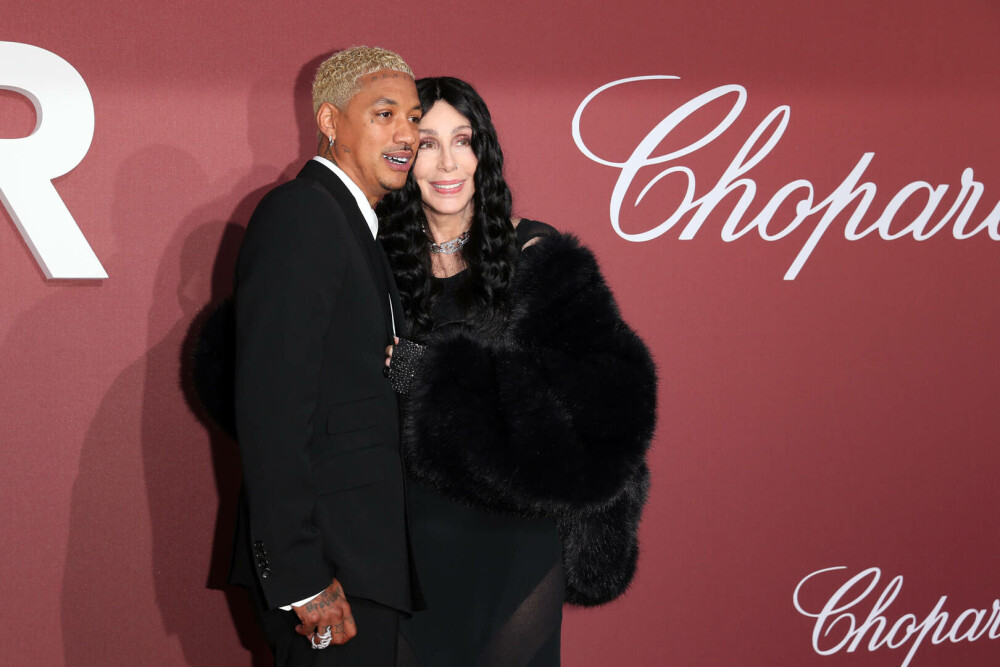 Cher, apariție spectaculoasă la New York alături de iubitul ei cu 40 de ani mai tânăr. Cei doi au atras toate privirile. FOTO - Imaginea 18