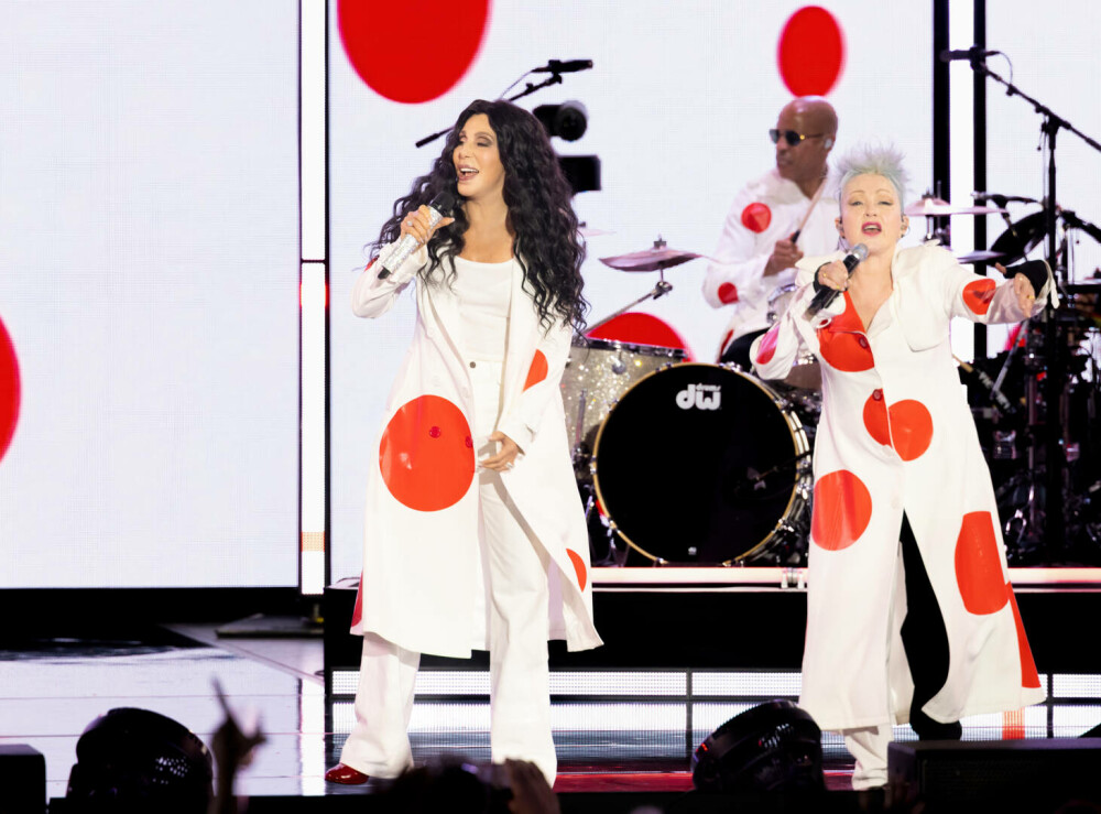 Cher, apariție spectaculoasă la New York alături de iubitul ei cu 40 de ani mai tânăr. Cei doi au atras toate privirile. FOTO - Imaginea 19