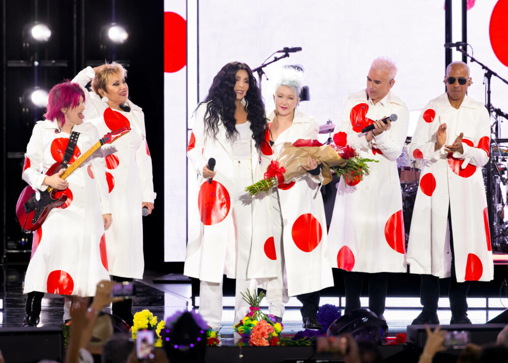 Cher, apariție spectaculoasă la New York alături de iubitul ei cu 40 de ani mai tânăr. Cei doi au atras toate privirile. FOTO - Imaginea 20