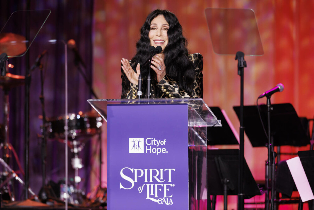 Cher, apariție spectaculoasă la New York alături de iubitul ei cu 40 de ani mai tânăr. Cei doi au atras toate privirile. FOTO - Imaginea 21